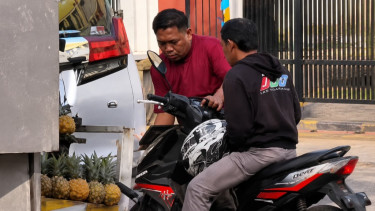 Bikin Geleng-geleng Kepala, Viral Sopir Alphard Rusak Motor Ojol Pakai Batu Gegara Spion Mobil Tersenggol