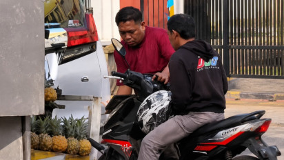 Bikin Geleng-geleng Kepala, Viral Sopir Alphard Rusak Motor Ojol Pakai Batu Gegara Spion Mobil Tersenggol