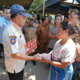 Mendagri Tito Karnavian Salurkan Santunan Duka kepada Keluarga Korban Gempa di Nangapanda Ende