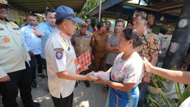 Mendagri Tito Karnavian Salurkan Santunan Duka kepada Keluarga Korban Gempa di Nangapanda Ende