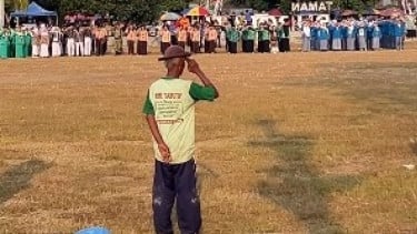 Berpakaian Lusuh, Kakek di Banyuwangi Ikut Hormat ke Bendera Merah Putih saat Upacara HUT ke-81 RI Viral