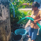Warga Terdampak Gempa NTT Buntuh Pasokan Air Bersih, Pertamina Kirim 35.000 Liter Bantuan ke Maumere