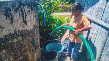 Warga Terdampak Gempa NTT Buntuh Pasokan Air Bersih, Pertamina Kirim 35.000 Liter Bantuan ke Maumere