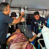 Detik-detik Kabiddokes Polda NTT Bantu Seorang Ibu Melahirkan di Tenda Pengungsian