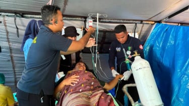Detik-detik Kabiddokes Polda NTT Bantu Seorang Ibu Melahirkan di Tenda Pengungsian