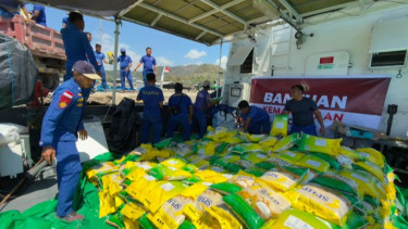 Polri Distribusikan Bantuan Logistik Kapolri untuk Korban Gempa di Pulau Flores