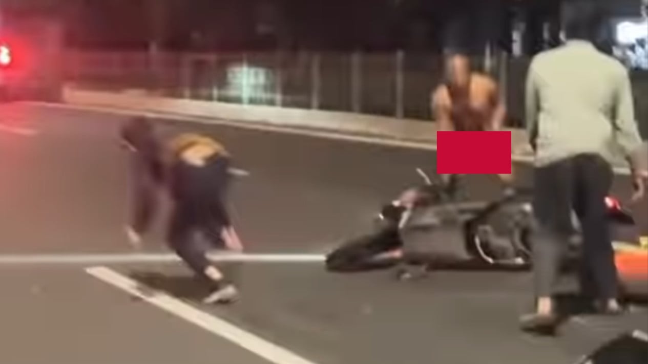 Usai Viral, Pria Tanpa Berpakaian yang Ngamuk hingga Pukuli Pengendara Motor sampai Jatuh di Lenteng Agung Dibawa
            - galeri foto