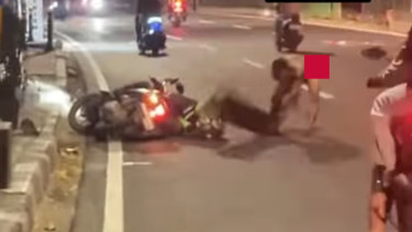 Viral Pria Diduga ODGJ Berlarian Tanpa Busana, Bawa Balok di Lenteng Agung: Pengendara Motor Jadi Sasaran