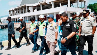 Mendagri Tito Karnavian Tinjau Lokasi Terdampak Gempa di Pelabuhan Laurentius Say Maumere