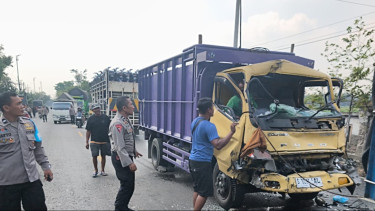 Tabrakan Adu Banteng Pikap dan Truk di Baureno Bojonegoro, Satu Tewas dan Satu Luka Berat