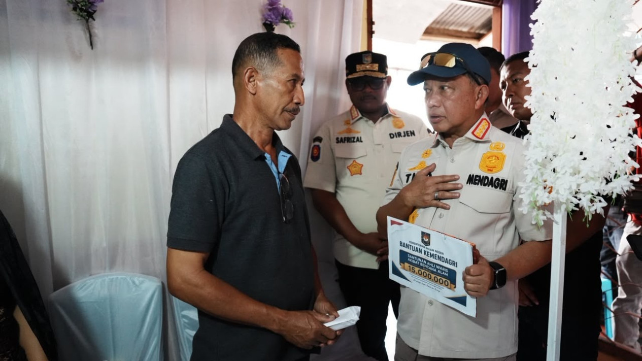Hadir di Tengah Warga Terdampak Gempa Maumere, Mendagri Tito Karnavian Salurkan Tali Asih kepada Ahli Waris
            - galeri foto