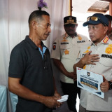 Hadir di Tengah Warga Terdampak Gempa Maumere, Mendagri Tito Karnavian Salurkan Tali Asih kepada Ahli Waris