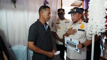 Hadir di Tengah Warga Terdampak Gempa Maumere, Mendagri Tito Karnavian Salurkan Tali Asih kepada Ahli Waris