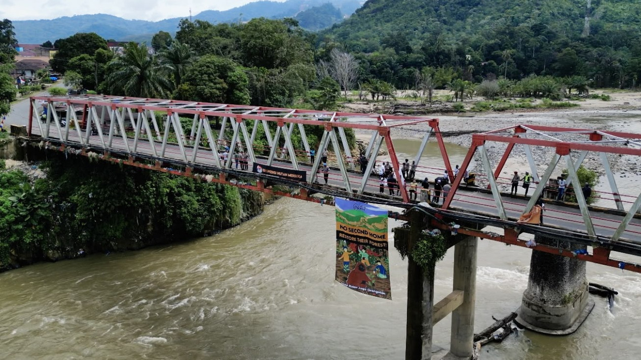 Ekspedisi Hutan Merdeka Bentangkan Spanduk Raksasa di Jembatan Trikora Batang Toru
            - galeri foto