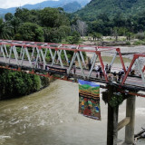 Ekspedisi Hutan Merdeka Bentangkan Spanduk Raksasa di Jembatan Trikora Batang Toru