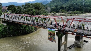Ekspedisi Hutan Merdeka Bentangkan Spanduk Raksasa di Jembatan Trikora Batang Toru
