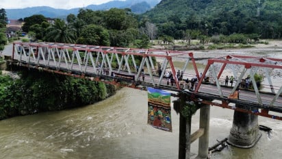 Ekspedisi Hutan Merdeka Bentangkan Spanduk Raksasa di Jembatan Trikora Batang Toru