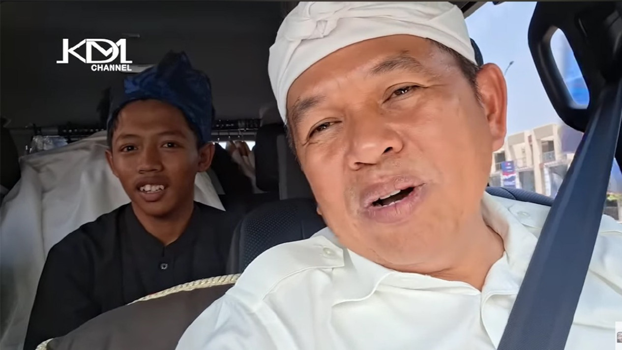 Dedi Mulyadi Kagum Lihat Siswa Jualan Camilan, Langsung Beri Tabungan dan Modal Rp7 Juta
            - galeri foto