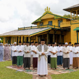 Dewan Mangku IKKRAMAT Gelar Shalat Istisqa di Halaman Keraton Kerajaan Matan Tanjungpura