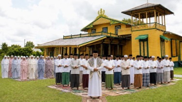 Dewan Mangku IKKRAMAT Gelar Shalat Istisqa di Halaman Keraton Kerajaan Matan Tanjungpura