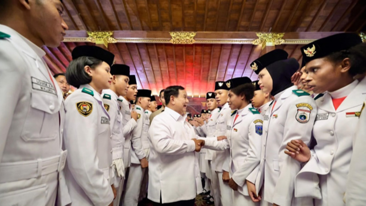 Pesan Prabowo Pada Petugas di Balik HUT RI ke-81: Terus Bawa Semangat Merah Putih
            - galeri foto