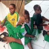 Terharu! Anak-anak Papua Masih Bisa Tersenyum Meski Hanya Makan Bekal Nasi di dalam Plastik Kresek