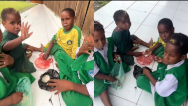 Terharu! Anak-anak Papua Masih Bisa Tersenyum Meski Hanya Makan Bekal Nasi di dalam Plastik Kresek