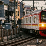 Lansia 80 Tahun Tewas Terserempet KRL di Tebet, Sempat Terlihat Berjalan di Pinggir Rel