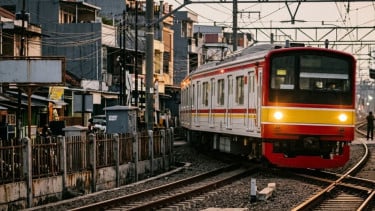 Lansia 80 Tahun Tewas Terserempet KRL di Tebet, Sempat Terlihat Berjalan di Pinggir Rel