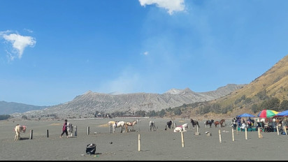 Hari Pertama Dibuka Pasca Ditutup, Bromo Dikunjungi Ribuan Wisatawan