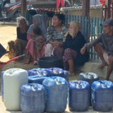 Kekeringan 4 Bulan di Bangkalan, Warga Harus Jalan 2 Km untuk Mendapatkan Air Bersih