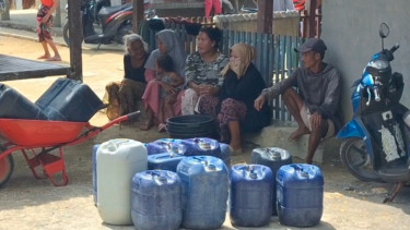 Kekeringan 4 Bulan di Bangkalan, Warga Harus Jalan 2 Km untuk Mendapatkan Air Bersih