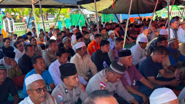 Momen Wapres Gibran Salat Jumat Bareng Warga Korban Gempa NTT di Bawah Tenda Masjid