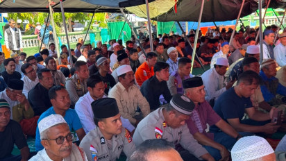 Momen Wapres Gibran Salat Jumat Bareng Warga Korban Gempa NTT di Bawah Tenda Masjid