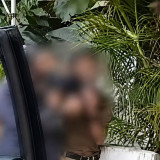 Menegangkan! Viral Pemotor Piting Leher Pengemudi Mobil di Jaksel, gara-gara Tak Terima Diklakson saat Nyalip
