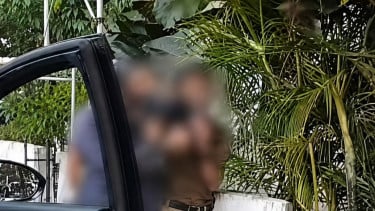 Menegangkan! Viral Pemotor Piting Leher Pengemudi Mobil di Jaksel, gara-gara Tak Terima Diklakson saat Nyalip