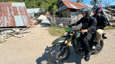 Akses Sulit Dijangkau, Gibran Naik Motor Tinjau Korban Gempa di Kampung Waso NTT