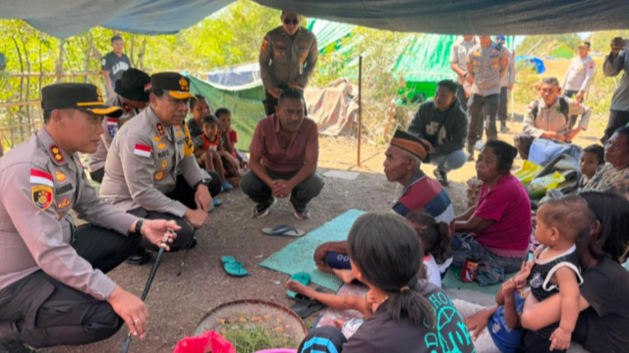 Tak Henti Kuatkan Korban Gempa, Kapolda NTT Terjun Langsung Beri Bantuan 150 Paket Sembako di Ngada
            - galeri foto