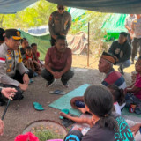 Tak Henti Kuatkan Korban Gempa, Kapolda NTT Terjun Langsung Beri Bantuan 150 Paket Sembako di Ngada