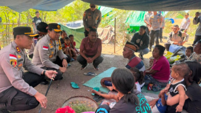 Tak Henti Kuatkan Korban Gempa, Kapolda NTT Terjun Langsung Beri Bantuan 150 Paket Sembako di Ngada