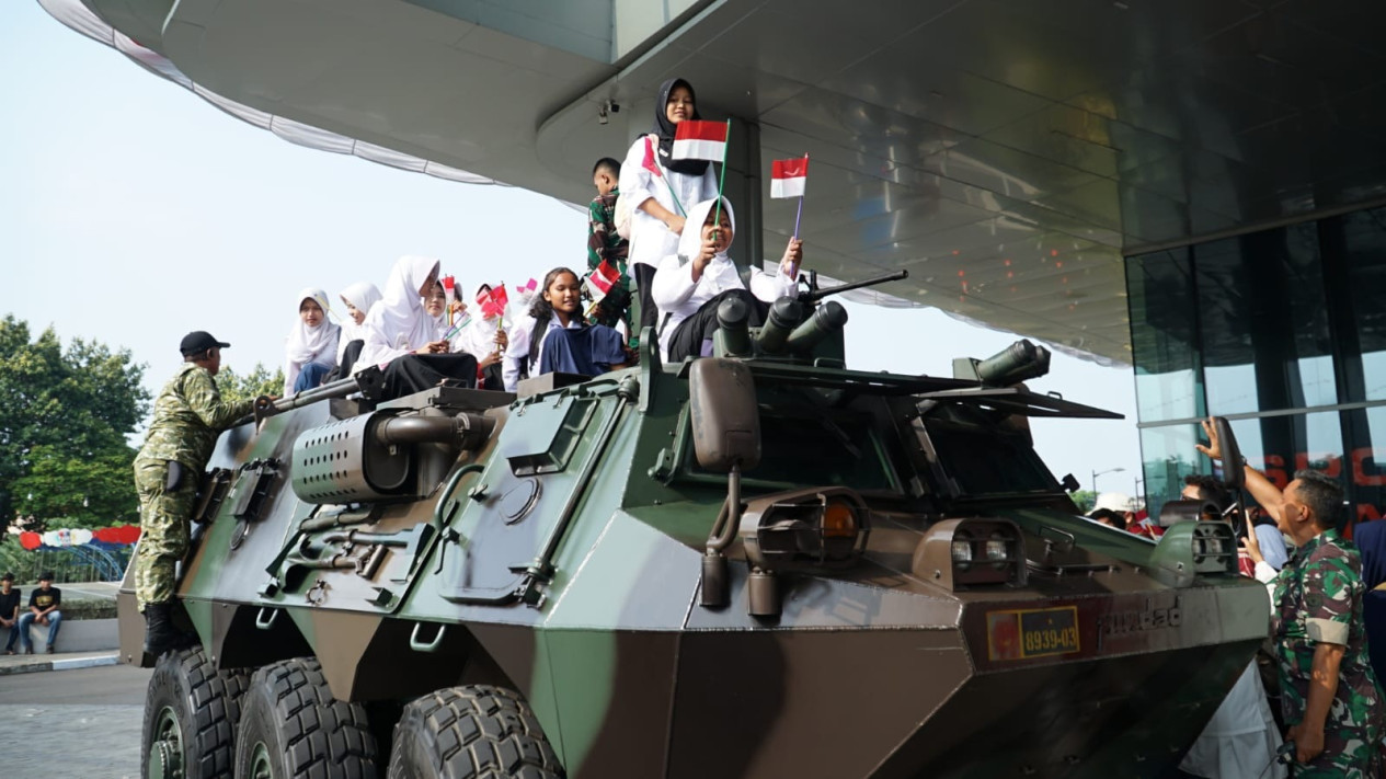 Gebyar Merdeka Nusantara, Panser ANOA Jadi Daya Tarik Pengunjung di Acara Korem 051/Wijayakarta
            - galeri foto