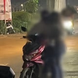 Bisa-bisanya Tak Kenal Tempat! Viral Sejoli Bercumbu di Pinggir Jalan Bogor, Warga Sekitar: Kiw Kiw