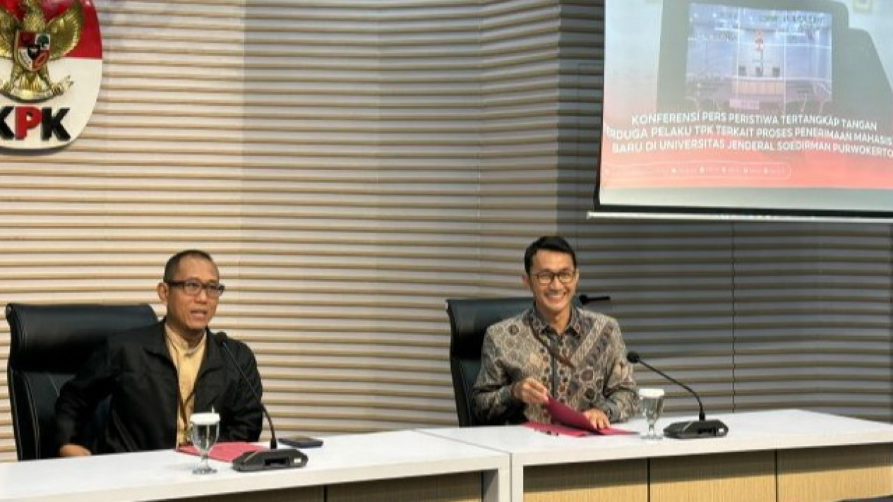 Resmi Ditahan KPK, Rektor Unsoed Terseret Dugaan Korupsi Terkait Penerimaan Mahasiswa Baru
            - galeri foto