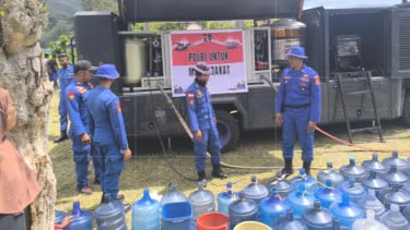 Polairud Polda NTT Salurkan 7 Ton Air Bersih ke Warga Terdampak Gempa di Reok Manggarai
