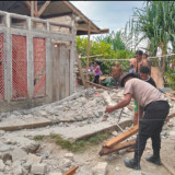Polda NTT Lakukan Gotong Royong Pascagempa, Bersihkan Rumah Warga yang Rusak