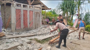 Polda NTT Lakukan Gotong Royong Pascagempa, Bersihkan Rumah Warga yang Rusak