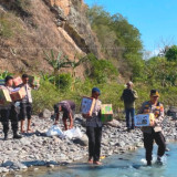 Polda NTT Lawan Arus Sungai dan Longsor Demi Bantu Warga Terdampak Gempa M 7,7