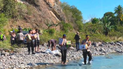 Polda NTT Lawan Arus Sungai dan Longsor Demi Bantu Warga Terdampak Gempa M 7,7