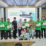 KAI Services Peduli Frontliner, Berbagi Bersama Porter di Stasiun Bandung