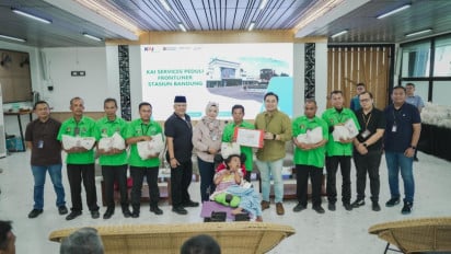KAI Services Peduli Frontliner, Berbagi Bersama Porter di Stasiun Bandung